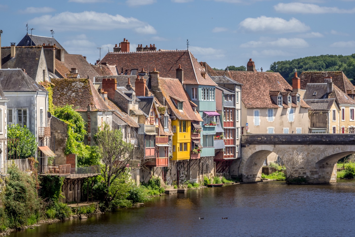 Maisons à colombages colorées au bord de la Creuse, pont de pierre à Argenton-sur-Creuse